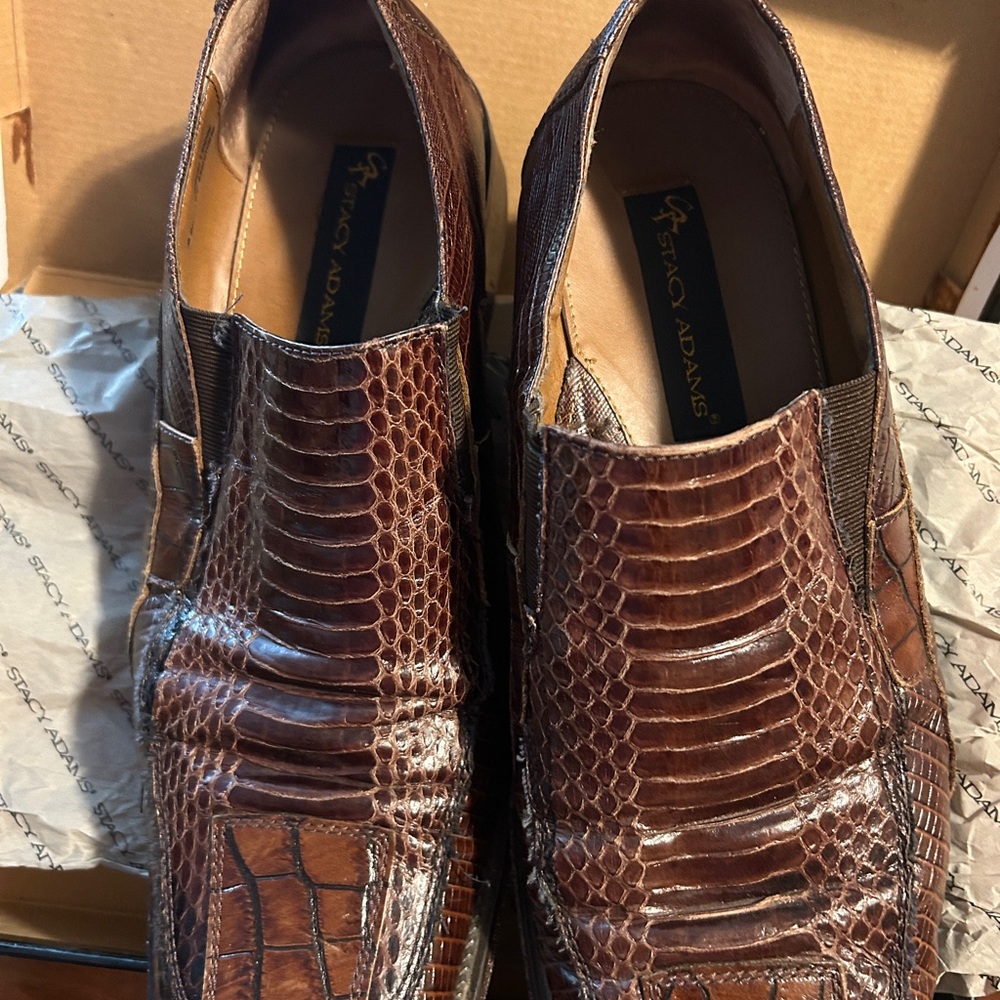 Stacy Adams Men's Brown Crocodile Texture Loafers